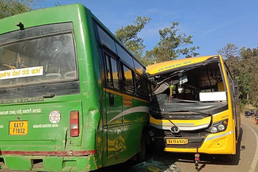 ಸಾಗರ ತಾಲ್ಲೂಕಿನ ಇಡುವಾಣಿ ಸಮೀಪ ಗುರುವಾರ ಕೆಎಸ್ಆರ್ಟಿಸಿ ಬಸ್ ಹಾಗೂ ಪ್ರಗತಿ ಸಂಯುಕ್ತ ಶಾಲೆಯ ಬಸ್ ನಡುವೆ ಡಿಕ್ಕಿ ಸಂಭವಿಸಿದೆ