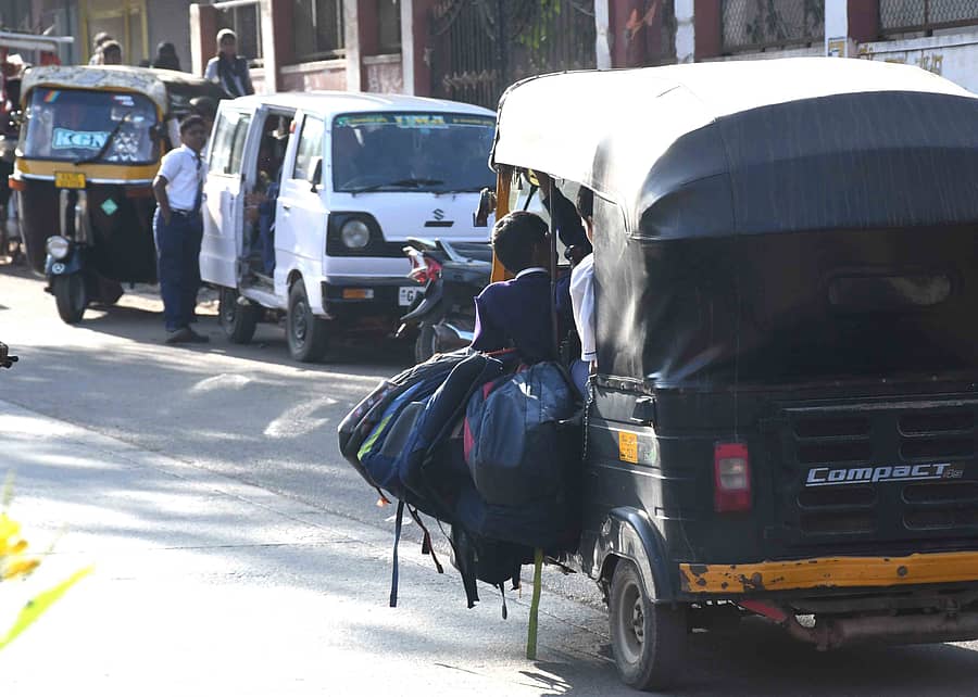 <div class="paragraphs"><p>ಧಾರವಾಡದಲ್ಲಿ ಶಾಲಾ ಮಕ್ಕಳನ್ನು ಒಯ್ಯುವ ಆಟೊ ರಿಕ್ಷಾವೊಂದರ ಹೊರಭಾಗದಲ್ಲಿ ಬ್ಯಾಗುಗಳನ್ನು ನೇತು ಹಾಕಿರುವುದು, ಚಾಲಕನ ಪಕ್ಕದ ಕಂಬಿ ಮೇಲೆ ವಿದ್ಯಾರ್ಥಿ ಕುಳಿತಿರುವುದು </p></div>