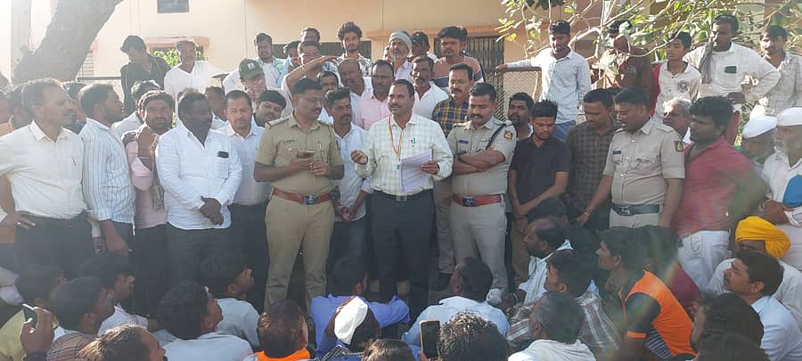 ಬಸವನಬಾಗೇವಾಡಿ ಎಪಿಎಂಸಿಯಲ್ಲಿ ಉಳ್ಳಾಗಡ್ಡಿ ದರ ಕುಸಿತಕ್ಕೆ ಬೇಸತ್ತು ನೂರಾರು ರೈತರು ಎಪಿಎಂಸಿ ಆವರಣದಲ್ಲಿ ಪ್ರತಿಭಟನೆ ನಡೆಸಿದರು.