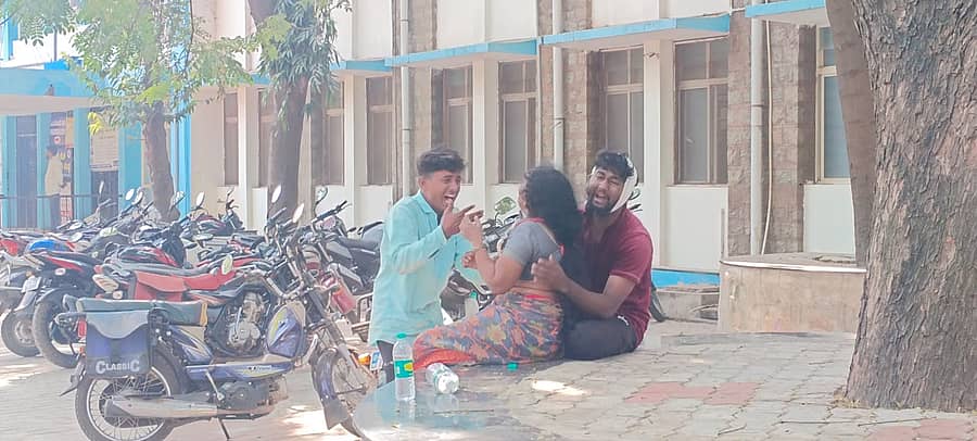 <div class="paragraphs"><p>ಹೊಸಪೇಟೆಯ ಸರ್ಕಾರಿ ಆಸ್ಪತ್ರೆ ಬಳಿ ಮೃತನ ಸಂಬಂಧಿಕರ ರೋದನ</p></div>