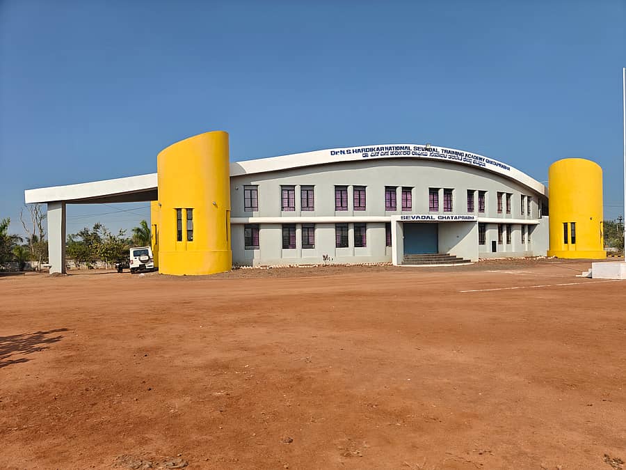 ಘಟಪ್ರಭಾದಲ್ಲಿ ಗಾಂಧಿ ಟೋಪಿ ಮಾದರಿಯಲ್ಲಿ ನಿರ್ಮಾಣವಾಗಿರುವ ತರಬೇತಿ ಕೇಂದ್ರ.