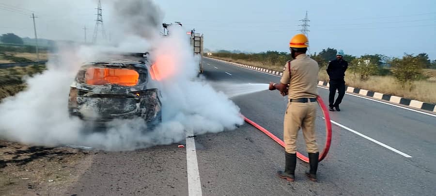 ಮೊಳಕಾಲ್ಮುರು ತಾಲ್ಲೂಕಿನ ತಮ್ಮೇನಹಳ್ಳಿ ಬಳಿ ಗುರುವಾರ ಕಾರ್ಗೆ ಹೊತ್ತಿದ್ದ ಬೆಂಕಿ ಆರಿಸುತ್ತಿರುವ ಅಗ್ನಿಶಾಮಕ ಸಿಬ್ಬಂದಿ