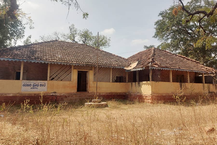 ಬಾದಾಮಿ ರೈಲು ನಿಲ್ದಾಣದ ಸಮೀಪದಲ್ಲಿ ಶಿಥಿಲಗೊಂಡ ಹಳೆಯ ಕಟ್ಟಡ