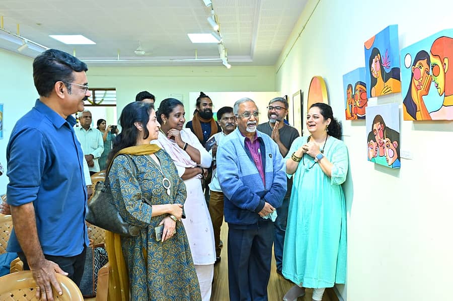 ಕಾರ್ಯಾಗಾರದಲ್ಲಿ ಪ.ಸ. ಕುಮಾರ್ ಮತ್ತು ಇತರರು ಕಲಾಕೃತಿಗಳನ್ನು ವೀಕ್ಷಿಸಿದರು