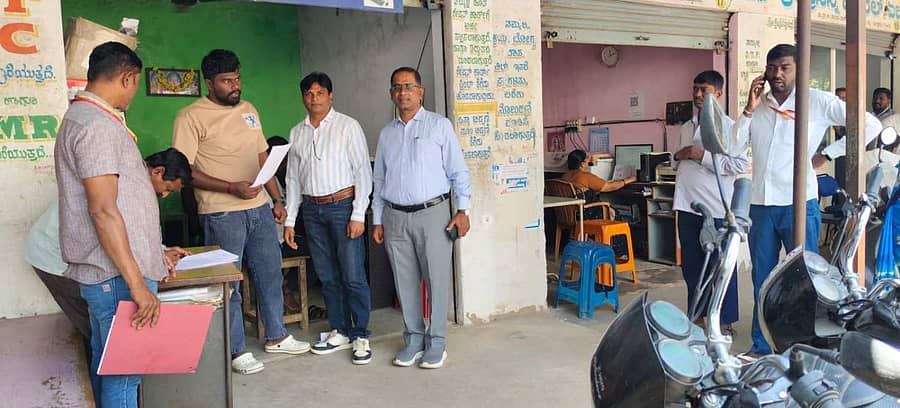 ಮದ್ದೂರಿನ ತಾಲ್ಲೂಕು ಕಚೇರಿಗೆ ಸೇರಿದ ಮಳಿಗೆಗಳನ್ನು ಖಾಲಿ ಮಾಡುವಂತೆ ತಾಲ್ಲೂಕು ಪಂಚಾಯಿತಿ ಇಒ ರಾಮಲಿಂಗಯ್ಯ ಗುರುವಾರ ನೋಟಿಸ್ ಜಾರಿ ಮಾಡಿದರು