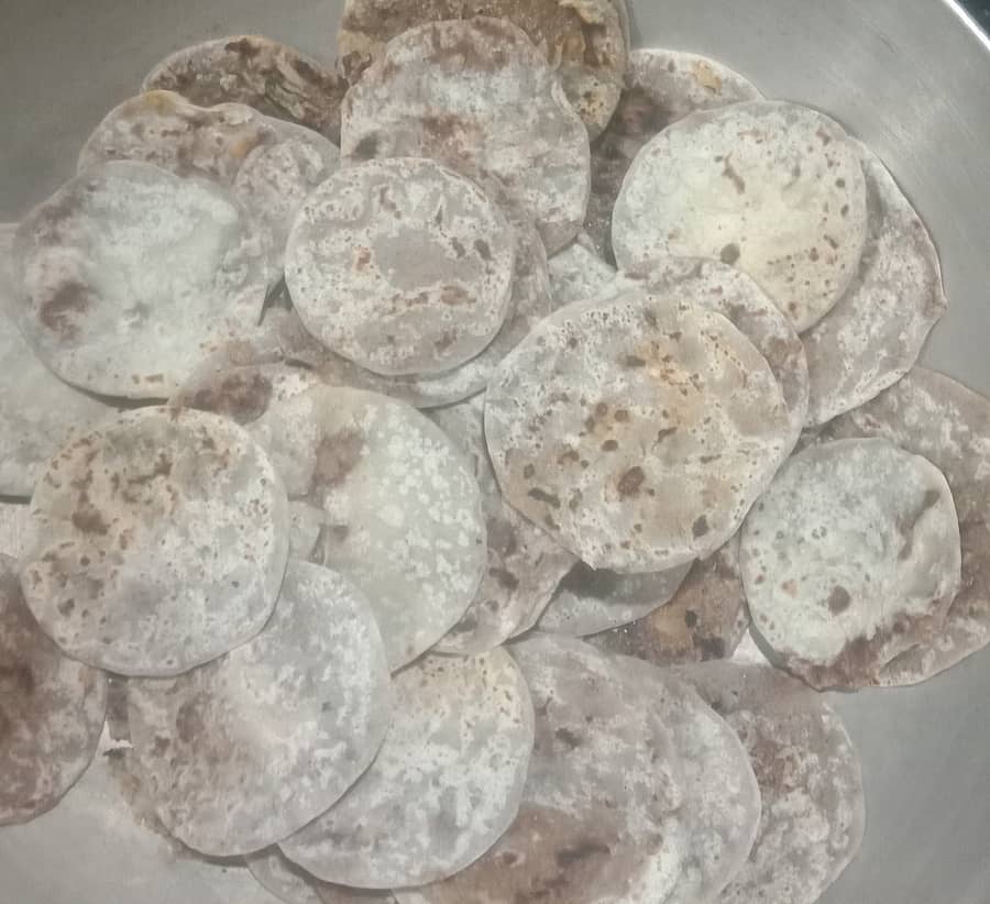 <div class="paragraphs"><p>ಎಳ್ಳು ಅಮವಾಸ್ಯೆ ಆಚರಣೆಗೆ ನರಗುಂದದಲ್ಲಿ ಸಿದ್ಧವಾಗಿರುವ ಶೇಂಗಾ ಹೋಳಿಗೆಗಳು</p></div>