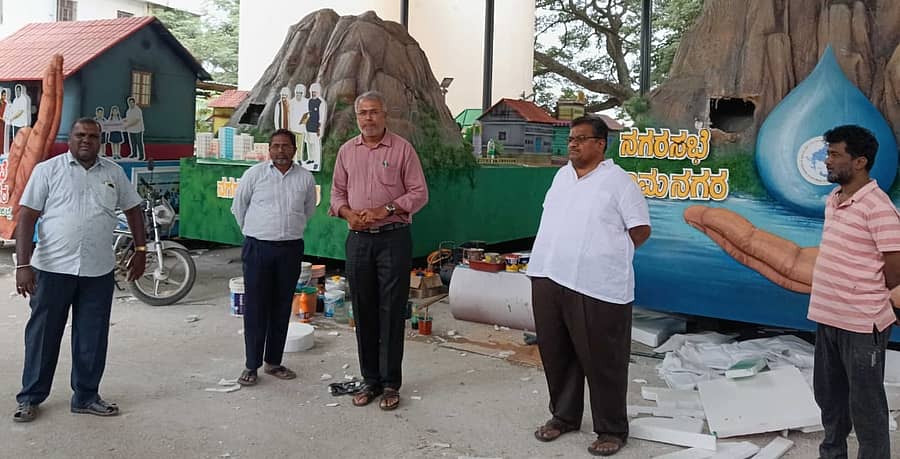 ರಾಮನಗರ ನಗರಸಭೆಯು ಹಮ್ಮಿಕೊಂಡಿರುವ ‘ರೇಷ್ಮೆನಾಡ ಕನ್ನಡ ಹಬ್ಬ’ದ ಸಲುವಾಗಿ ನಡೆಯುತ್ತಿರುವ ಸ್ತಬ್ದಚಿತ್ರಗಳ ತಯಾರಿಕೆಯನ್ನು ನಗರಸಭೆ ಅಧ್ಯಕ್ಷ ಕೆ. ಶೇಷಾದ್ರಿ ಶಶಿ ವೀಕ್ಷಿಸಿದರು. ಪರಿಸರ ಎಂಜಿನಿಯರ್ ಸುಬ್ರಮಣ್ಯ ಹಾಗೂ ಇತರರು ಇದ್ದಾರೆ