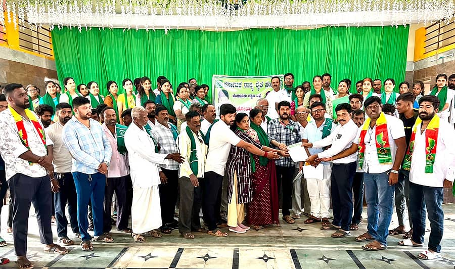 ಹಾರೋಹಳ್ಳಿ ಪಟ್ಟಣದ ಚನ್ನಮ್ಮ ಮಾದಯ್ಯ ಕನ್ವೆನ್ಷನ್ ಹಾಲ್ನಲ್ಲಿ ರೈತ ಸಂಘದ ಪದಾಧಿಕಾರಿಗಳು ಸಭೆ ನಡೆಸಿ ತಹಸೀಲ್ದಾರ್ ಗೆ ಮನವಿ ಸಲ್ಲಿಸಿದರು