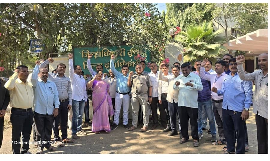 ಸೋಲಾಪುದಲ್ಲಿ ಕಂದಾಯ ಇಲಾಖೆ ನೌಕರರು ಮುಷ್ಕರ ನಡೆಸಿದರು