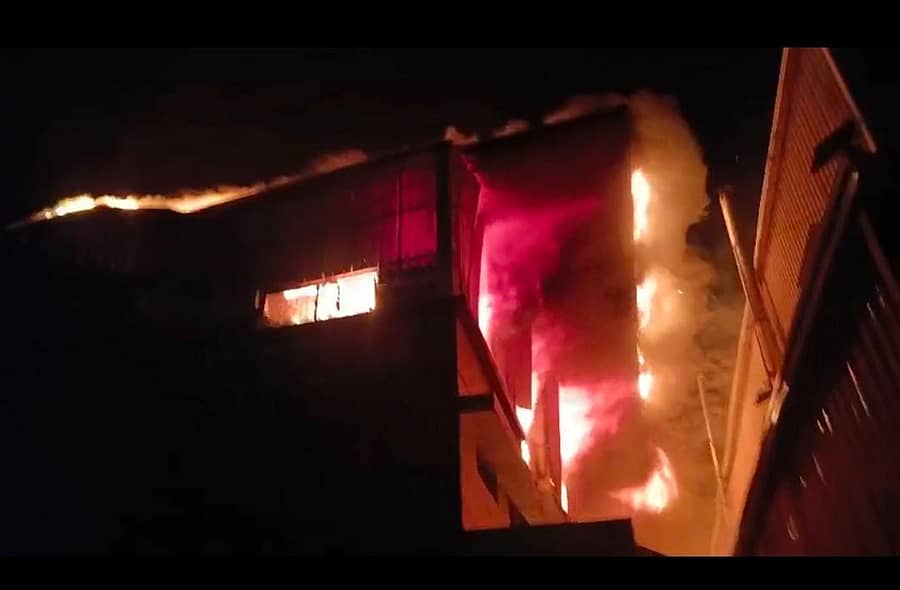 ಆನೇಕಲ್ ತಾಲ್ಲೂಕಿನ ಜಿಗಣಿ ಕೈಗಾರಿಕ ಪ್ರದೇಶದಲ್ಲಿ ಅಗ್ನಿ ಅಕಸ್ಮಿಕದಿಂದಾಗಿ ಕಾರ್ಖಾನೆಯು ಹೊತ್ತಿ ಉರಿಯುತ್ತಿರುವುದು