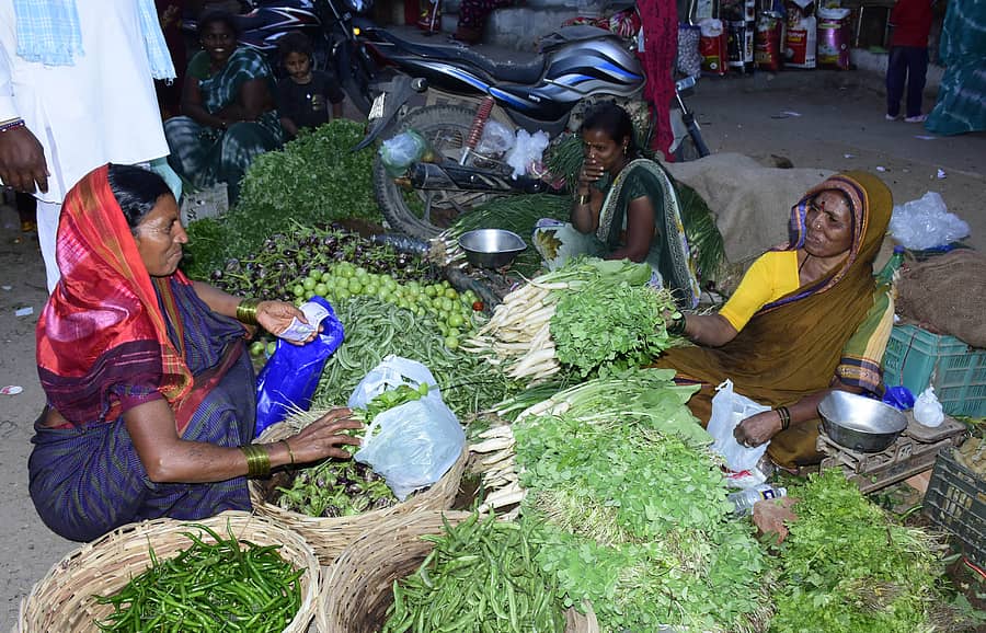 ಯಾದಗಿರಿ ಮಾರುಕಟ್ಟಿಯಲ್ಲಿ ಗುರುವಾರ ತಕಾರಿ ಖರೀದಿಯಲ್ಲಿ ನಿರತವಾಗಿದ್ದ ಮಹಿಳೆ