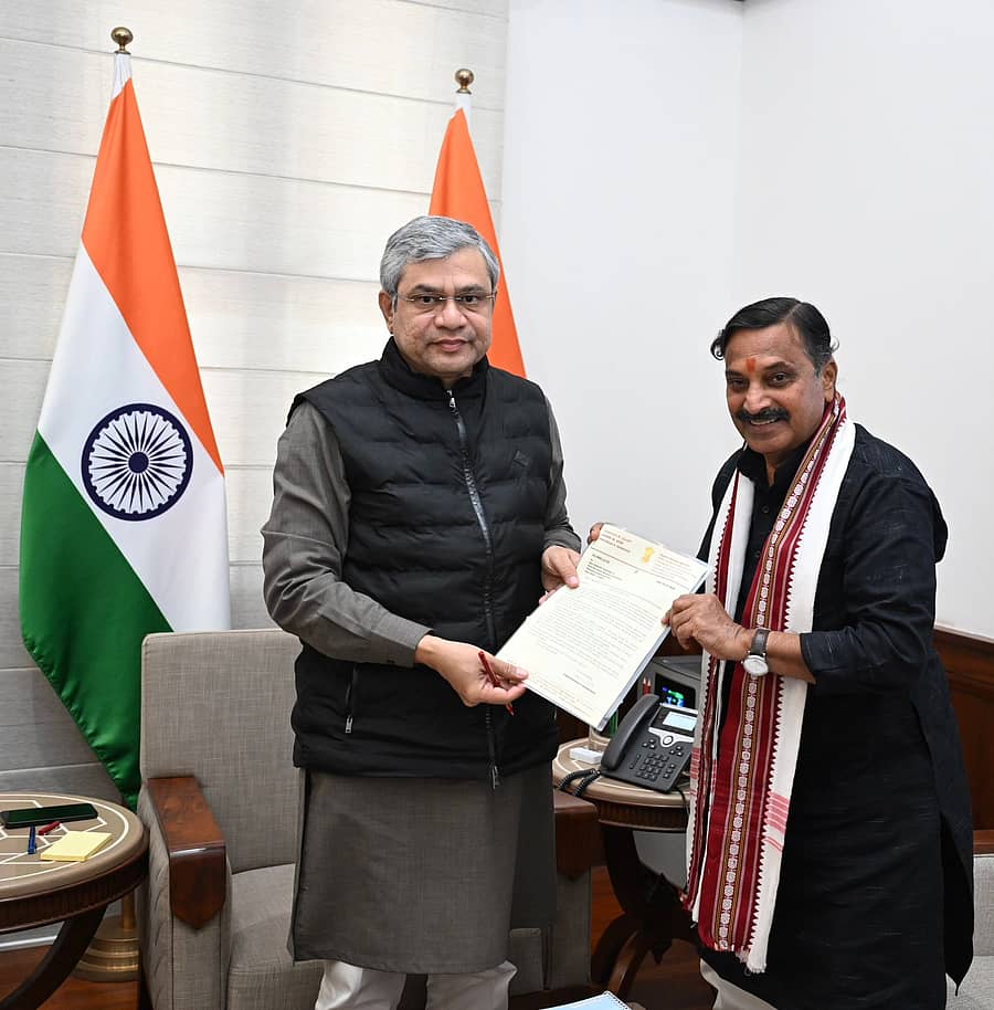 <div class="paragraphs"><p>ಕುಡಚಿ–ಬಾಗಲಕೋಟೆ ರೈಲು ಮಾರ್ಗ ವಿಸ್ತರಿಸಬೇಕು ಎಂದು ರೈಲ್ವೆ ಸಚಿವ ಅಶ್ವಿನಿ ವೈಷ್ಣವ್ ಅವರಿಗೆ ರಾಜ್ಯಸಭೆ ಸದಸ್ಯ ನಾರಾಯಣ ಭಾಂಡಗೆ ಮನವಿ ಸಲ್ಲಿಸಿದರು</p></div>