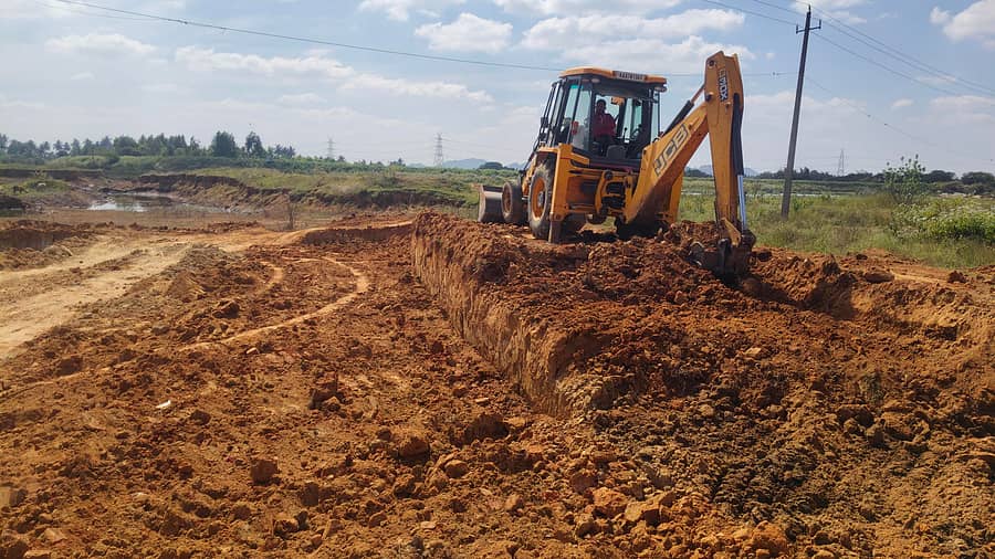 ಬಂಗಾರಪೇಟೆ ತಾಲ್ಲೂಕಿನ ಸಿದ್ದನಹಳ್ಳಿ ಕೆರೆಯಲ್ಲಿ ಜೆಸಿಬಿ ಮತ್ತು ಟ್ರ್ಯಾಕ್ಟರ್ ಮೂಲಕ ಅಕ್ರಮ ಮಣ್ಣು ಸಾಗಣೆ ಮಾಡುತ್ತಿರುವುದು
