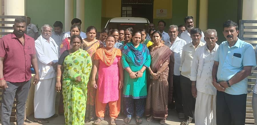 ಅಕ್ರಮವಾಗಿ ಬಾರ್ ಮತ್ತು ರೆಸ್ಟೋರೆಂಟ್ ತೆರೆಯಲು ಅವಕಾಶ ನೀಡುರುವುದನ್ನು ಖಂಡಿಸಿ ಮಂಡ್ಯ ತಾಲ್ಲೂಕಿನ ದುದ್ದ ಗ್ರಾಮಸ್ಥರು ನಗರದ ಅಬಕಾರಿ ಉಪ ಅಧೀಕ್ಷಕರ ಕಚೇರಿ ಎದುರು ಗುರುವಾರ ಪ್ರತಿಭಟನೆ ನಡೆಸಿದರು