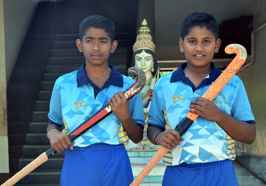 ರಾಮದುರ್ಗ ತಾಲ್ಲೂಕಿನ ಚಂದರಗಿಯ ಎಸ್.ಎಂ. ಕಲೂತಿ ಕ್ರೀಡಾ ವಸತಿ ಶಾಲೆಯ ಹಾಕಿ ಕ್ರೀಡಾಪಟುಗಳಾದ ಪ್ರೀತಂ ಪಾಟೀಲ ಮತ್ತು ವಿಜಯಕುಮಾರ ಮಾರಾಪೂರ ರಾಜ್ಯಮಟ್ಟದ ಹಾಕಿ ಕ್ರೀಡಾಕೂಟದಲ್ಲಿ ಬೆಳ್ಳಿಪದಕ ಗೆದ್ದು ರಾಷ್ಟ್ರಮಟ್ಟಕ್ಕೆ ಆಯ್ಕೆಯಾಗಿದ್ದಾರೆ.