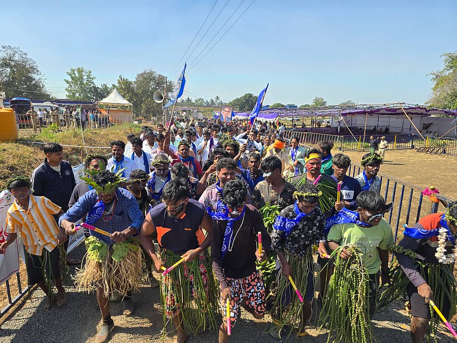 ಆಧಾರ್ ಕಾರ್ಡ್, ರೇಷನ್ ಕಾರ್ಡ್ ನೀಡಬೇಕು ಎಂದು ಆಗ್ರಹಿಸಿ ಬೆಳಗಾವಿ ಸುವರ್ಣ ವಿಧಾನಸೌಧ ಬಳಿ ಹಕ್ಕಿ–ಪಿಕ್ಕಿ ಸಮುದಾಯದವರು ಗುರುವಾರ ನೃತ್ಯ ಮಾಡಿ ವಿನೂತನವಾಗಿ ಪ್ರತಿಭಟಿಸಿದರು –ಪ್ರಜಾವಾಣಿ ಚಿತ್ರ: ಏಕನಾಥ ಅಗಸಿಮನಿ