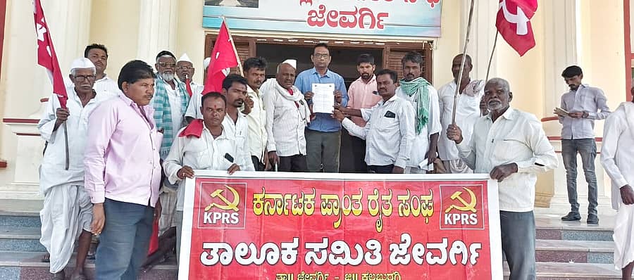 ಜೇವರ್ಗಿ ವಿವಿಧ ಬೇಡಿಕೆಗಳ ಈಡೇರಿಕೆಗೆ ಒತ್ತಾಯಿಸಿ ಕರ್ನಾಟಕ ಪ್ರಾಂತ ರೈತ ಸಂಘದ ವತಿಯಿಂದ ತಹಶೀಲ್ದಾರ್ಗೆ ಮನವಿ ಪತ್ರ ಸಲ್ಲಿಸಲಾಯಿತು