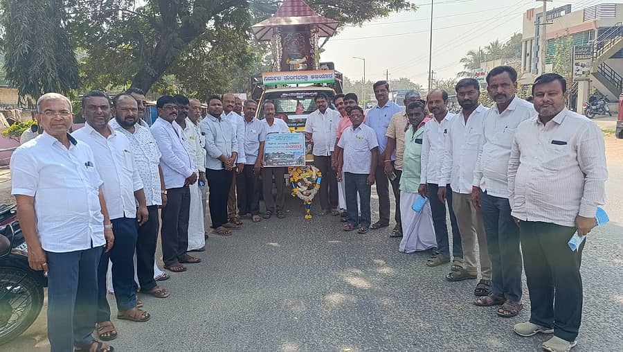 ಕಾರಟಗಿಗೆ ಗುರುವಾರ ಆಗಮಿಸಿದ್ದ ನಿರ್ಮಲ ತುಂಗಭದ್ರಾ ಅಭಿಯಾನದ ಜನಜಾಗೃತಿ ರಥಯಾತ್ರೆಯನ್ನು ಬರಮಾಡಿಕೊಳ್ಳಲಾಯಿತು