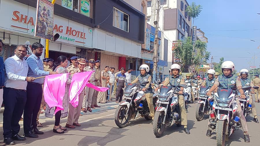 ಹೊಸಪೇಟೆಯಲ್ಲಿ ಗುರುವಾರ ‘ವಿಜಯ ಮಹಿಳಾ ಮತ್ತು ಮಕ್ಕಳ ಸುರಕ್ಷಾ ಪಡೆ‘ಗೆ ಜಿಲ್ಲಾಧಿಕಾರಿ ಕವಿತಾ ಎಸ್.ಮನ್ನಿಕೇರಿ ಚಾಲನೆ ನೀಡಿದರು –ಪ್ರಜಾವಾಣಿ ಚಿತ್ರ/ ಲವ ಕೆ.