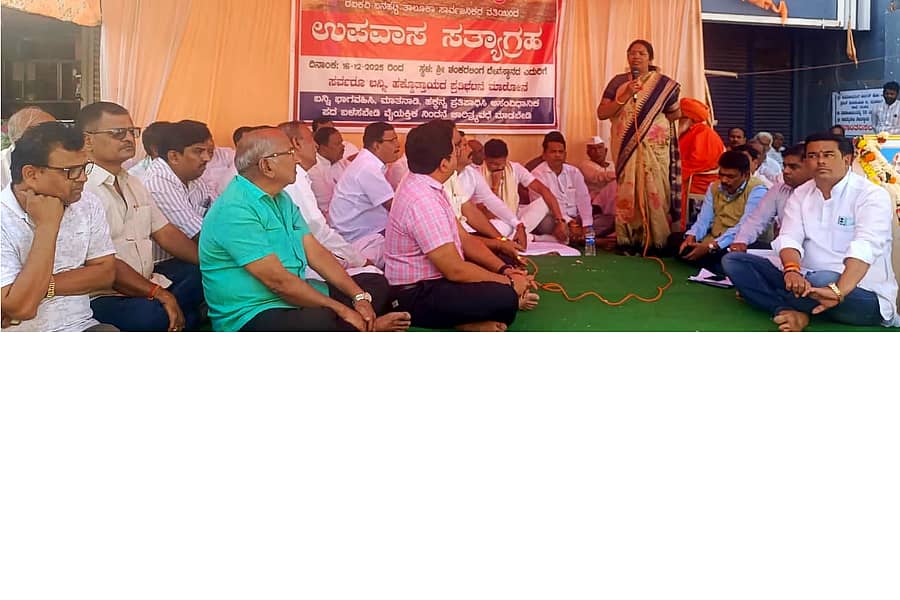 ರಬಕವಿಯ ಶಂಕರಲಿಂಗ ದೇವಸ್ಥಾನದ ಮುಂಭಾಗದಲ್ಲಿ ಮಹೀಷವಾಡಗಿ ಸೇತುವೆಯ ತ್ವರಿತ ಕಾಮಗಾರಿಗೆ ಆಗ್ರಹಿಸಿ ನಡೆಯುತ್ತಿರುವ ಉಪವಾಸ ಸತ್ಯಾಗ್ರಹ ಸ್ಥಳಕ್ಕೆ ಕರ್ನಾಟಕ ರಾಜ್ಯ ರಸ್ತೆ ಅಭಿವೃದ್ಧಿ ನಿಗಮದ ವ್ಯವಸ್ಥಾಪಕ ನಿರ್ದೇಶಕಿ ಸುಶೀಲಮ್ಮ ಭೇಟಿ ಸತ್ಯಾಗ್ರಹ ಬಿಡುವಂತೆ ಮನವಿ ಮಾಡಿದರು