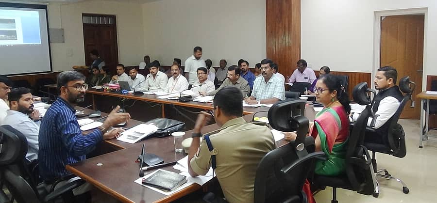 ಜಿಲ್ಲಾಧಿಕಾರಿ ಅಧ್ಯಕ್ಷತೆಯಲ್ಲಿ ರಸ್ತೆ ಸುರಕ್ಷತಾ ಸಮಿತಿ ಸಭೆ ಜರುಗಿತು
