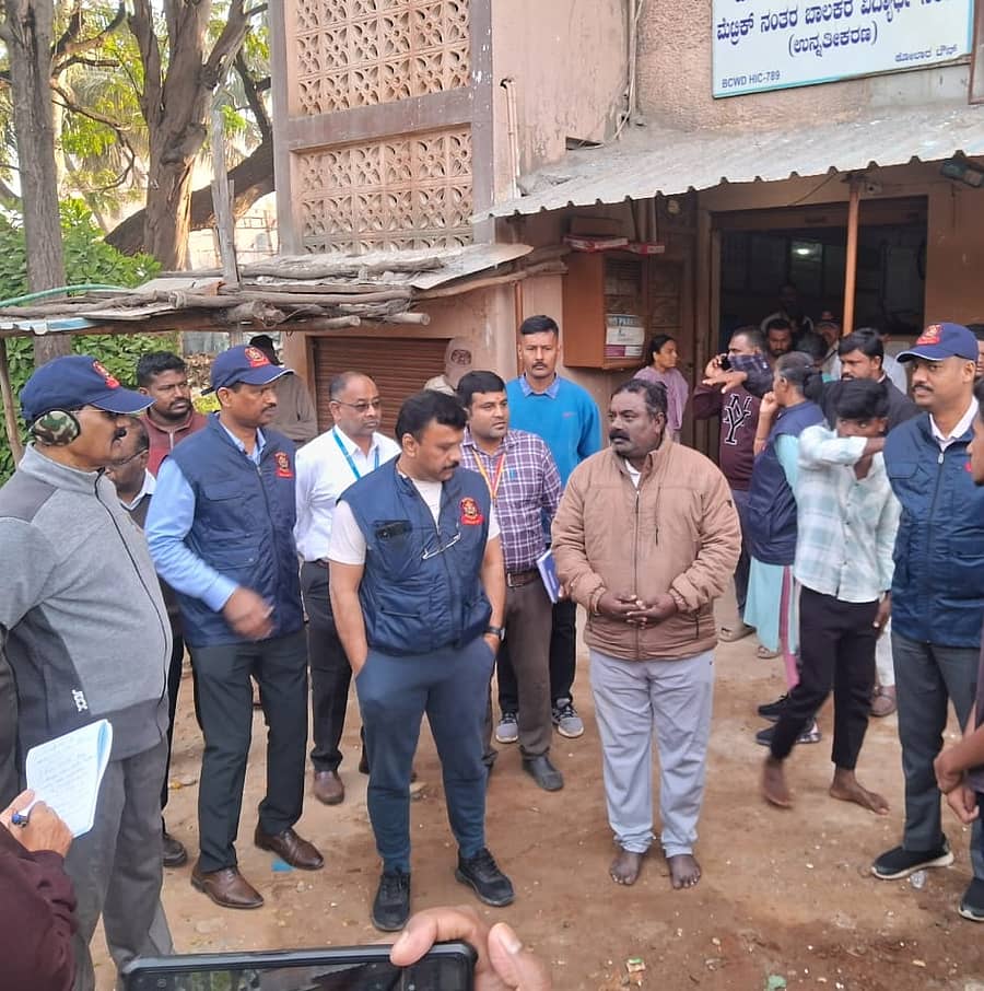 ಕೋಲಾರದಲ್ಲಿ ಗುರುವಾರ ಉಪಲೋಕಾಯುಕ್ತ ಬಿ.ವೀರಪ್ಪ ಸರ್ಕಾರಿ ಹಾಸ್ಟೆಲ್ಗೆ ಭೇಟಿ ನೀಡಿ ಪರಿಶೀಲಿಸಿದ ಸಂದರ್ಭ