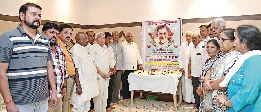 ದಾವಣಗೆರೆಯ ಅಪೂರ್ವ ಹೋಟೆಲ್ ಸಭಾಂಗಣದಲ್ಲಿ ಚಿಗಟೇರಿ ನಾರದ ಮುನಿ ಸೇವಾ ಟ್ರಸ್ಟ್ ವತಿಯಿಂದ ಏರ್ಪಡಿಸಿದ್ದ ಸಮಾರಂಭದಲ್ಲಿ ಶಾಮನೂರು ಶಿವಶಂಕರಪ್ಪ ಅವರಿಗೆ ಪುಷ್ಪನಮನ ಸಲ್ಲಿಸಲಾಯಿತು