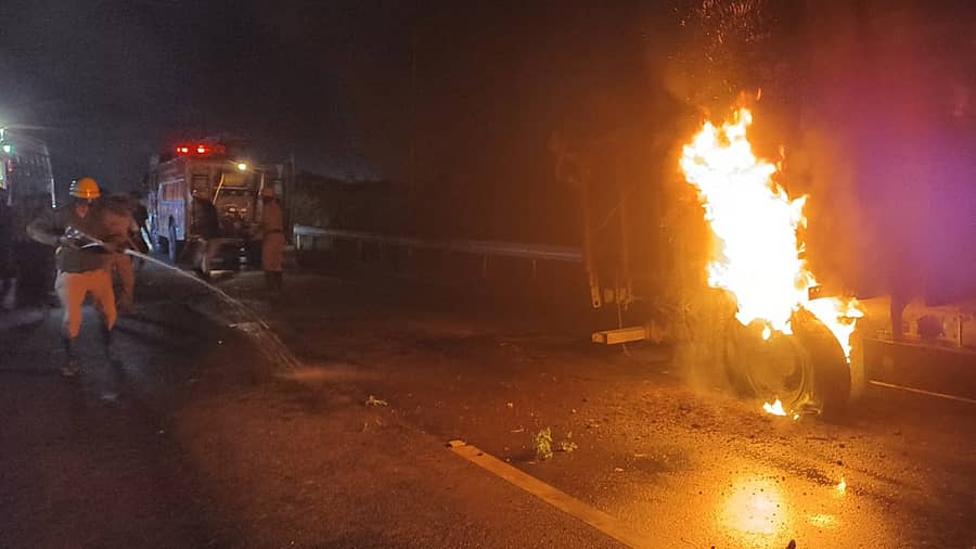 ಹೊಸದುರ್ಗದ ಹೇರೂರಿನ ಸಮೀಪ ಗೊಬ್ಬರದ ಲಾರಿಗೆ ಹೊತ್ತಿರುವ ಬೆಂಕಿ ನಂದಿಸುತ್ತಿರುವ ಅಗ್ನಿಶಾಮಕ ದಳದ ಸಿಬ್ಬಂದಿಗಳು