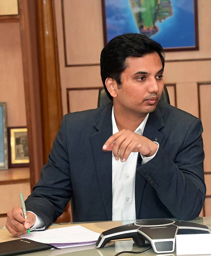 ಮಂಗಳೂರು ಮಹಾನಗರ ಪಾಲಿಕೆ ಕೇಂದ್ರ ಕಚೇರಿಯಲ್ಲಿ ಗುರುವಾರ ಏರ್ಪಡಿಸಿದ್ದ ಫೋನ್ ಇನ್ ಕಾರ್ಯಕ್ರಮದಲ್ಲಿ ಸಾರ್ವಜನಿಕರ ಅಹವಾಲುಗಳನ್ನು ಜಿಲ್ಲಾಧಿಕಾರಿ ದರ್ಶನ್ ಎಚ್.ವಿ ಆಲಿಸಿದರು: ಪ್ರಜಾವಾಣಿ ಚಿತ್ರ