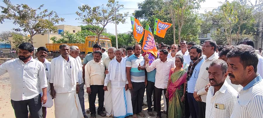 ಗುಡಿಬಂಡೆ ಟಿಎಪಿಸಿಎಂಎಸ್ ಅಧ್ಯಕ್ಷರಾಗಿ ಗಂಗಿರೆಡ್ಡಿ ಉಪಾಧ್ಯಕ್ಷರಾಗಿ ಭಾಗ್ಯಮ್ಮ ಆಯ್ಕೆಯಾಗಿದ್ದು ಈ ವೇಳೆ ಎನ್ಡಿಎ ಮುಖಂಡರು ಸಂಭ್ರಮಿಸಿದರು