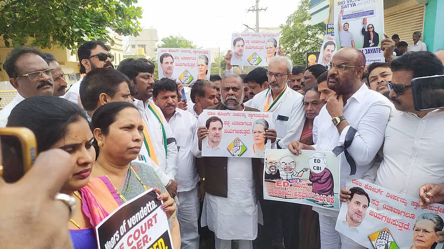 ನ್ಯಾಷನಲ್ ಹೆರಾಲ್ಡ್ ಪ್ರಕರಣದಲ್ಲಿ ಬಿಜೆಪಿ ತನಿಖಾ ಸಂಸ್ಥೆಗಳನ್ನು ದುರ್ಬಳಕೆ ಮಾಡಿಕೊಳ್ಳುತ್ತಿದೆ ಎಂದು ಆರೋಪಿಸಿ ಗುರುವಾರ ಕಾಂಗ್ರೆಸ್ ಮುಖಂಡರು ಬಿಜೆಪಿ ಕಚೇರಿ ಬಳಿ ಪ್ರತಿಭಟನೆ ನಡೆಸಿದರು