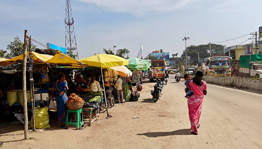 ಚೇಳೂರು ಮುಖ್ಯರಸ್ತೆಯ ಪುಟ್ಪಾತ್ ಅತಿಕ್ರಮಿಸಿರುವ ಅಂಗಡಿಗಳು