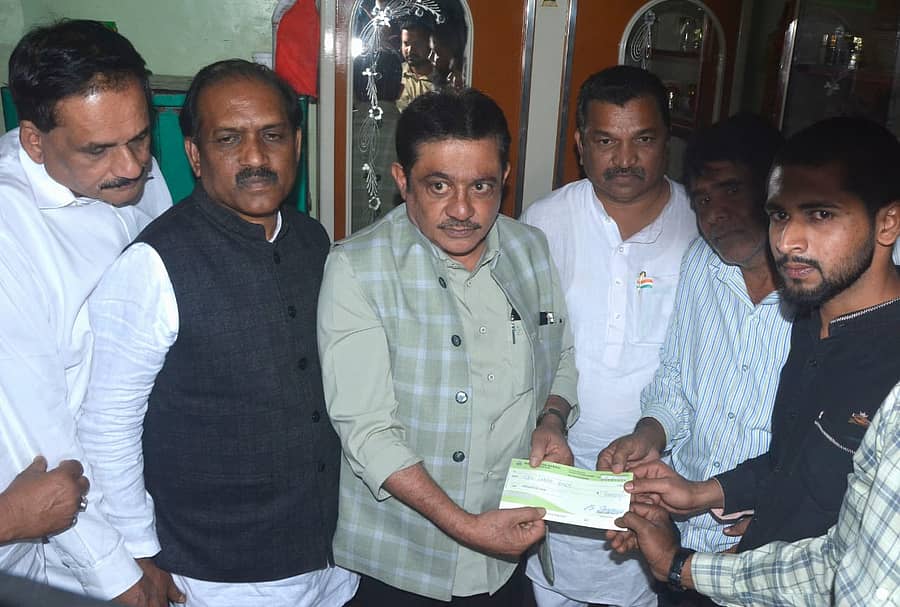 ಹುಬ್ಬಳ್ಳಿಯ ಗಣೇಶ ಪೇಟೆಯಲ್ಲಿನ ಅಬ್ದುಲ್ ಘನಿ ಶಿರಹಟ್ಟಿ ಅವರ ನಿವಾಸಕ್ಕೆ ಗುರುವಾರ ಸಚಿವ ಜಮೀರ್ ಅಹ್ಮದ್ ಖಾನ್ ಭೇಟಿ ನೀಡಿ, ಕುಟುಂಬದ ಸದಸ್ಯರಿಗೆ ವೈಯಕ್ತಿಕವಾಗಿ ₹10 ಲಕ್ಷ ಪರಿಹಾರ ನೀಡಿದರು. ಶಾಸಕ ಪ್ರಸಾದ ಅಬ್ಬಯ್ಯ ಹಾಜರಿದ್ದರು