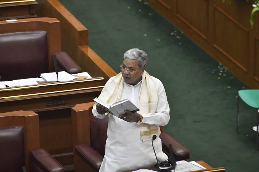 ಸಂವಿಧಾನದ ಪುಸ್ತಕ ಹಿಡಿದು ಪಾಠ ಮಾಡಿದ ಸಿದ್ದರಾಮಯ್ಯ