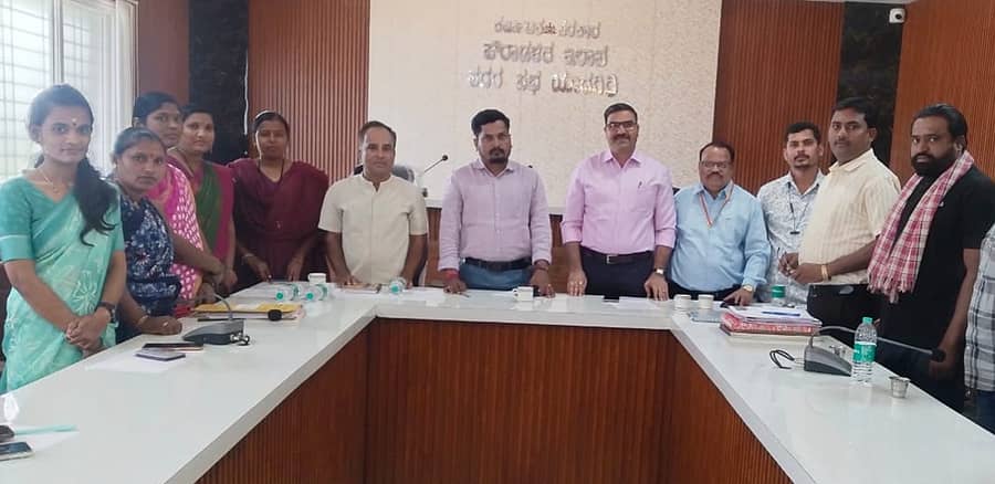 ಯಾದಗಿರಿ ನಗರಸಭೆಯ ಸಭಾಂಗಣದಲ್ಲಿ ನಡೆದ ಆಶ್ರಯ ನಿರ್ವಹಣಾ ಸಮಿತಿಯ ಸಭೆಯಲ್ಲಿ ಪಾಲ್ಗೊಂಡಿದ್ದ ಅಧಿಕಾರಿಗಳು