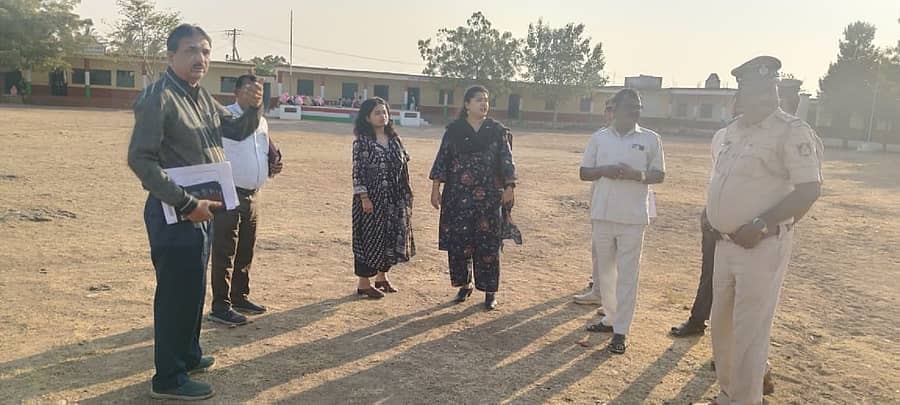 ಯಡ್ರಾಮಿ ಪಟ್ಟಣದಲ್ಲಿ ಜಿಲ್ಲಾಧಿಕಾರಿ ಬಿ.ಫೌಜಿಯಾ ತರನ್ನುಮ್ ಅವರು ಮುಖ್ಯಮಂತ್ರಿ ಕಾರ್ಯಕ್ರಮದ ಸ್ಥಳ ಪರಿಶೀಲಿಸಿದರು