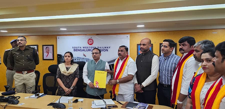 ಕನ್ನಡ ಭಾಷೆಯಲ್ಲಿ ಪರೀಕ್ಷೆ ಬರೆಯಲು ಅವಕಾಶ ನೀಡುವಂತೆ ಒತ್ತಾಯಿಸಿ ಕರ್ನಾಟಕ ರಕ್ಷಣಾ ವೇದಿಕೆ ಅಧ್ಯಕ್ಷ ಟಿ.ಎ. ನಾರಾಯಣಗೌಡ ನೇತೃತ್ವದ ನಿಯೋಗವು ನೈರುತ್ಯ ರೈಲ್ವೆ ಬೆಂಗಳೂರು ವಿಭಾಗದ ಅಧಿಕಾರಿಗಳಿಗೆ ಮನವಿ ಸಲ್ಲಿಸಿತು