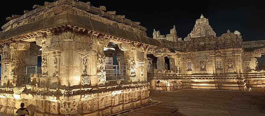 ವಿದ್ಯುತ್‌ ದೀಪಾಲಂಕಾರದಲ್ಲಿ ಕಂಗೊಳಿಸುತ್ತಿರುವ ಪಟ್ಟದಕಲ್ಲಿನ ಸ್ಮಾರಕ