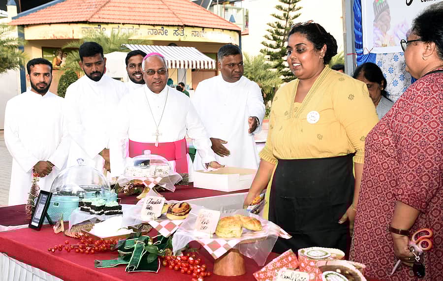 ಮೈಸೂರಿನ ಸೇಂಟ್ ಫಿಲೊಮಿನಾ ಚರ್ಚ್ನಲ್ಲಿ ಉದ್ಘಾಟನೆಗೊಂಡ ಕ್ರಿಸ್ಮಸ್ ಕಾರ್ನಿವಲ್ನಲ್ಲಿ ಮಳಿಗೆ ವೀಕ್ಷಿಸಿದ ಬಿಷಪ್ ಫ್ರಾನ್ಸಿಸ್ ಸೆರಾವೋ