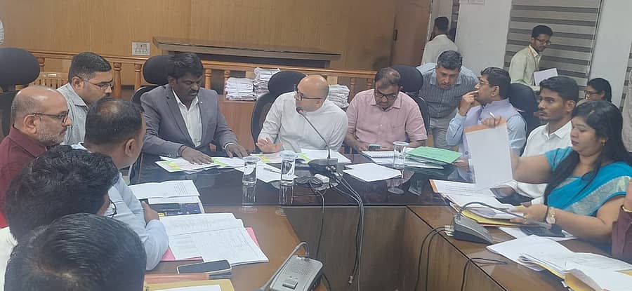 ಶಿವಮೊಗ್ಗದಲ್ಲಿ ನಡೆದ ಅರಣ್ಯಾಧಿಕಾರಿಗಳು ಹಾಗೂ ತಹಶೀಲ್ದಾರರ ಸಭೆಯಲ್ಲಿ ಜಿಲ್ಲಾಧಿಕಾರಿ ಗುರುದತ್ತ ಹೆಗಡೆ ಮಾತನಾಡಿದರು