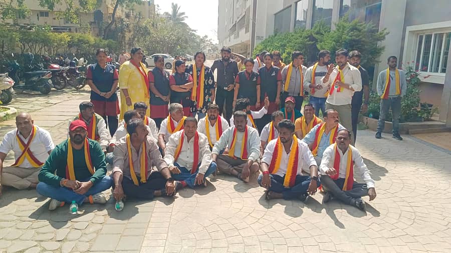 ಅಪಾರ್ಟ್ಮೆಂಟ್ ಮುಂಭಾಗದಲ್ಲಿ ಯುವ ಕರ್ನಾಟಕ ವೇದಿಕೆ ಕಾರ್ಯಕರ್ತರು ಪ್ರತಿಭಟನೆ ನಡೆಸಿದರು.