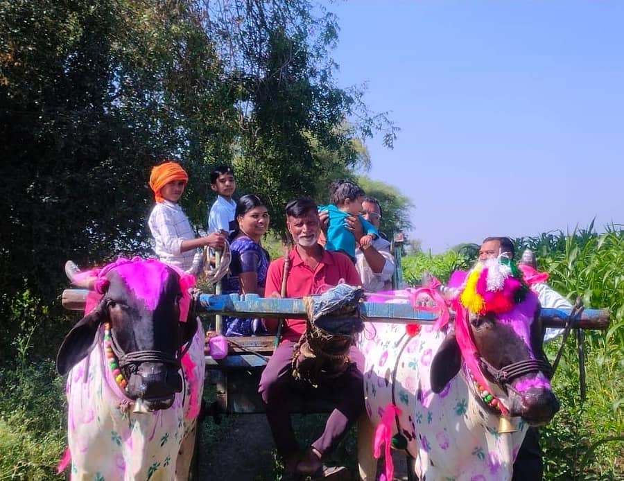 ವಾಡಿ ಸಮೀಪದ ಭಾಗೋಡಿ ಗ್ರಾಮದಲ್ಲಿ ಎಳ್ಳ ಅಮಾವಾಸ್ಯೆ ಪ್ರಯುಕ್ತ ಕುಟುಂಬ ಸಮೇತ ರೈತ ಎತ್ತಿನಗಾಡಿಯಲ್ಲಿ ಜಮೀನಿಗೆ ತೆರಳಿದರು