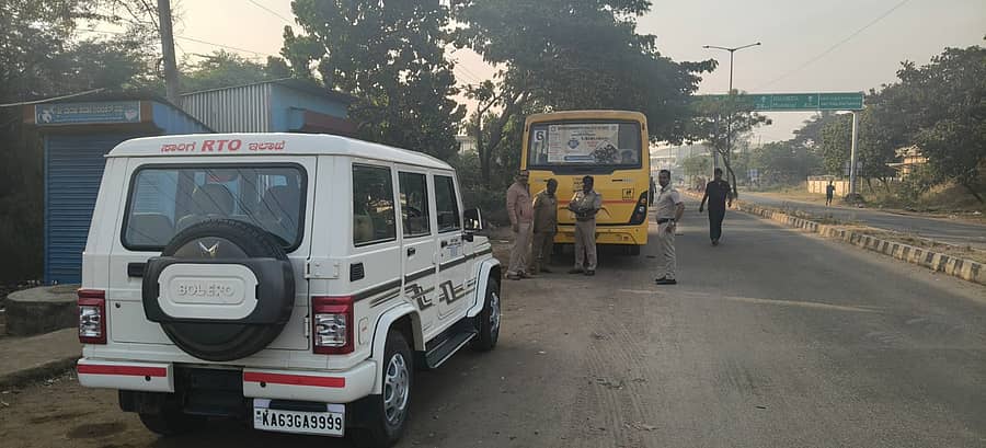 ಗದಗ ಆರ್ಟಿಒ ಅಧಿಕಾರಿಗಳು ಅವಳಿ ನಗರದಲ್ಲಿನ ಶಾಲಾ ವಾಹನಗಳ ತಪಾಸಣೆ ನಡೆಸಿದರು