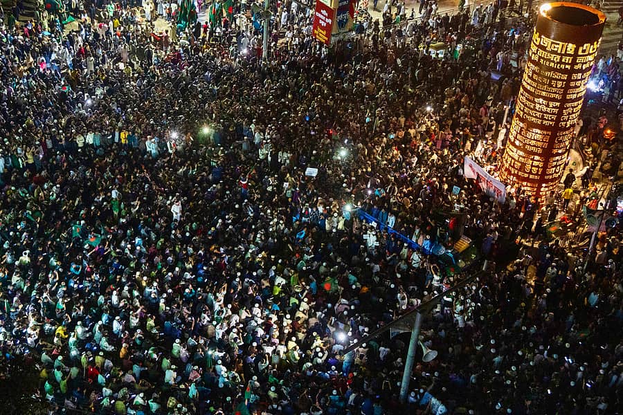 <div class="paragraphs"><p>ಹಾದಿ ಅವರ ಸಾವಿನ ಸುದ್ದಿ ತಿಳಿಯುತ್ತಿದ್ದಂತೆಯೇ ಪ್ರತಿಭಟನಕಾರರು ಢಾಕಾದ ಶಾಭಾಗ್ ಸ್ಕ್ವೇರ್ನಲ್ಲಿ ಗುರುವಾರ ರಾತ್ರಿ ಜಮಾಯಿಸಿದ್ದರು </p></div>