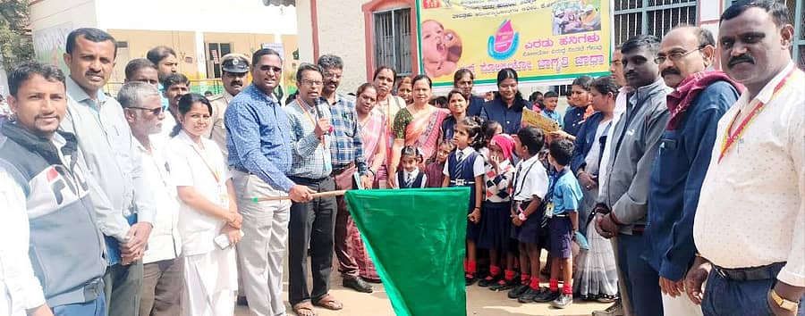 ಕೆ.ಆರ್.ನಗರ, ಸಾಲಿಗ್ರಾಮ ಅವಳಿ ತಾಲ್ಲೂಕುಗಳಲ್ಲಿ ಡಿ.21 ರಿಂದ ಪ್ರಾರಂಭಗೊಳ್ಳುವ ಪಲ್ಸ್ ಪೋಲಿಯೋ ಲಸಿಕಾ ಕಾರ್ಯಕ್ರಮಕ್ಕೆ ತಹಶೀಲ್ದಾರ್ ಸುರೇಂದ್ರಮೂರ್ತಿ ಶುಕ್ರವಾರ ಚಾಲನೆ ನೀಡಿದರು