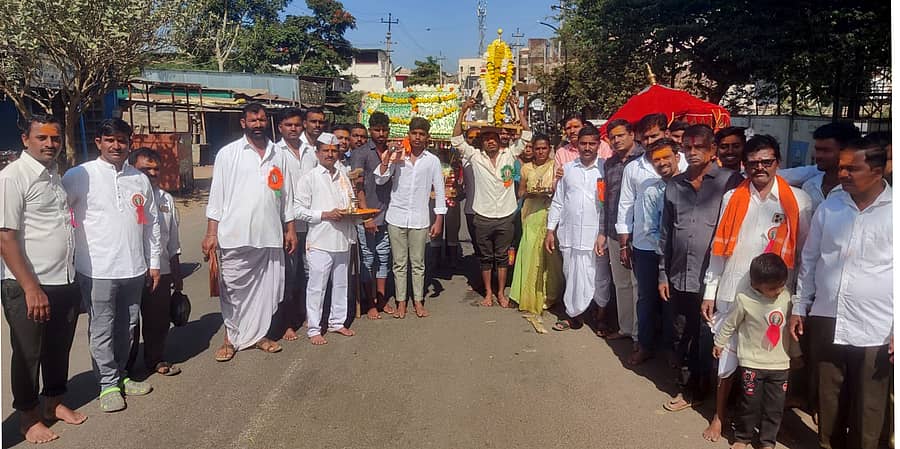 ಬನಹಟ್ಟಿ ನಗರದ ಗುಡ್ಡದ ಲಕ್ಷ್ಮಿ ದೇವಿಯ ಜಾತ್ರೆಯ ಅಂಗವಾಗಿ ನಗರದ ಪ್ರಮುಖ ಬೀದಿಗಳಲ್ಲಿ ಪಲ್ಲಕ್ಕಿ ಸೇವೆ ಮತ್ತು ಕಳಸದ ಮೆರವಣಿಗೆ ನಡೆಯಿತು