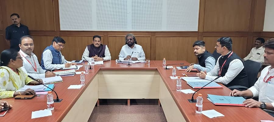 ಬೆಳಗಾವಿಯ ಸುವರ್ಣ ವಿಧಾನಸೌಧದಲ್ಲಿ ಶುಕ್ರವಾರ ಅರಣ್ಯ ಸಚಿವ ಈಶ್ವರ ಖಂಡ್ರೆ ಅವರು ಅಧಿಕಾರಿಗಳ ಸಭೆ ನಡೆಸಿದರು