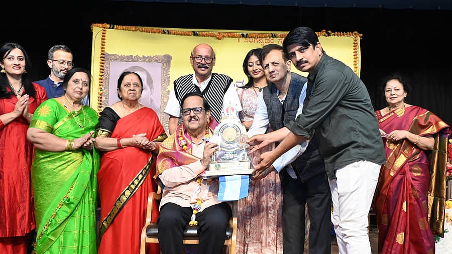 ರಾಜೇಂದ್ರ ಚೆನ್ನಿ ಅವರಿಗೆ ಕಾವ್ಯಾನಂದ ಪುರಸ್ಕಾರ ನೀಡಿ ಗೌರವಿಸಲಾಯಿತು. ಗೌರಿ ಪುರಾಣಿಕ, ಕವನ್ ಪುರಾಣಿಕ, ಭಾರತಿ ಮೃತ್ಯುಂಜಯ, ವಿಜಯಾ ನಂದೀಶ್ವರ, ಎಲ್.ಎನ್. ಮುಕುಂದರಾಜ್, ನಿಕಿತಾ ಪುರಾಣಿಕ, ಪ್ರಸನ್ನಕುಮಾರ್ ಪುರಾಣಿಕ, ರಂಗನಾಥ ಕಂಟನಕುಂಟೆ, ಲತಾ ಪುರಾಣಿಕ ಉಪಸ್ಥಿತರಿದ್ದರು.
ಪ್ರಜಾವಾಣಿ ಚಿತ್ರ