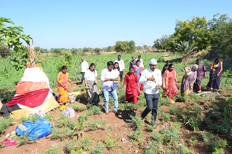 ಬೀದರ್ ತಾಲ್ಲೂಕಿನ ಮರಕಲ್ ಗ್ರಾಮದ ಹೊಲವೊಂದರಲ್ಲಿ ಭೂತಾಯಿಗೆ ಚೆರಗ ಚೆಲ್ಲಿದ ರೈತಾಪಿ ಕುಟುಂಬ
