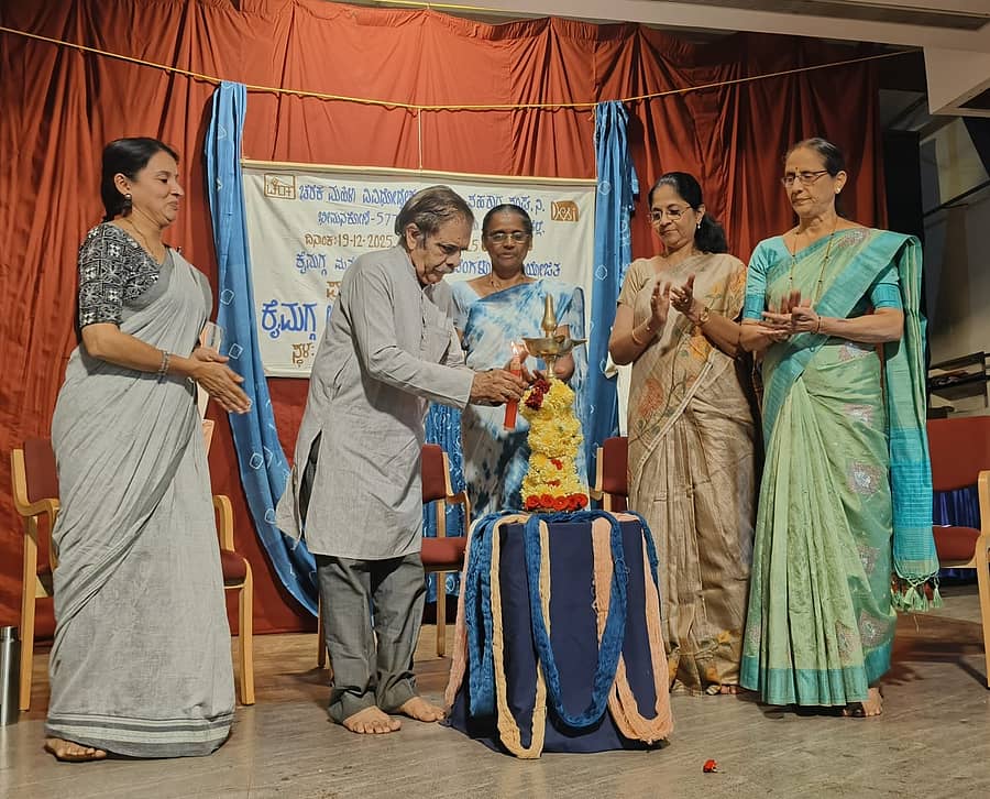 ಕೈಮಗ್ಗದ ಹಾಗೂ ಕೈಉತ್ಪನ್ನಗಳ ಪ್ರದರ್ಶನ ಮತ್ತು ಮಾರಾಟ ಮೇಳವನ್ನು ಗಾಂಧಿ ಚಿಂತಕ ಕೃಷ್ಣ ಕೊತ್ತಾಯ ಉದ್ಘಾಟಿಸಿದರು